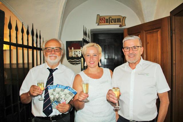 Mehrsprachige Beschreibungen der historischen Zeitzeugen im Donaumarkt unterstützen die Besucher beim Rundgang in ihrer jeweiligen Sprache. 
Gottfried Kraft, Anita Peterseil und Hans Wörnhörer stoßen an auf die gelungene Produktion der historischen Rundgangsbroschüre. | Foto: Leader Perg Strudengau