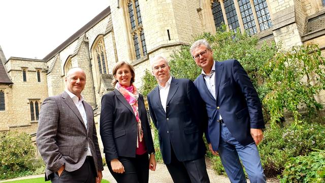Am Oxford-Campus: Robert Brugger (Geschäftsführer des ICS), Wirtschaftslandesrätin Barbara Eibinger-Miedl, Wirtschaftsdelegierter Christian Kesberg, Wirtschaftskammer-Direktor Karl-Heinz Dernoscheg