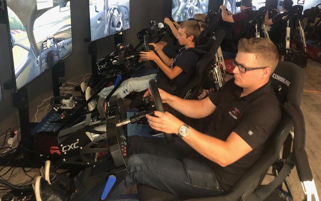 Die Bedienung der Rennsimulatoren funktioniert sehr ähnlich wie in einem herkömmlichen Rennwagen-Cockpit.