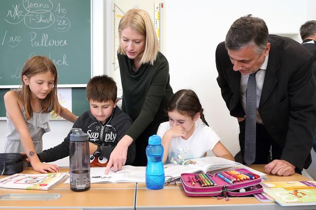 Landeshauptmann-Stellvertreterin Christine Haberlander (ÖVP) und Bildungsdirektor Alfred Klampfer in der Volksschule Angedair in Landeck (Tirol).