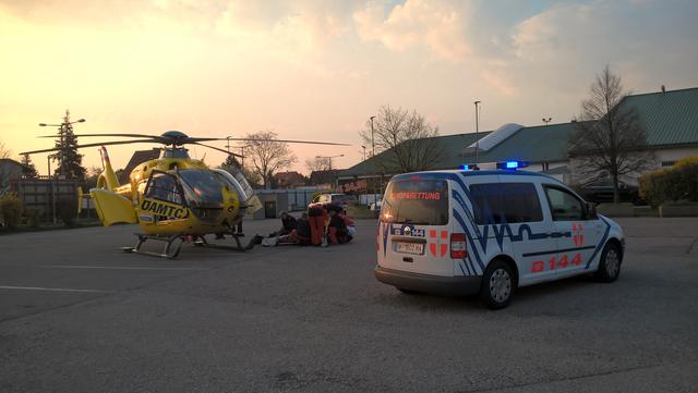 Wiener Berufsrettung und Wiener Berufsfeuerwehr retteten den verunglückten Bauarbeiter. | Foto: Berufsrettung Wien