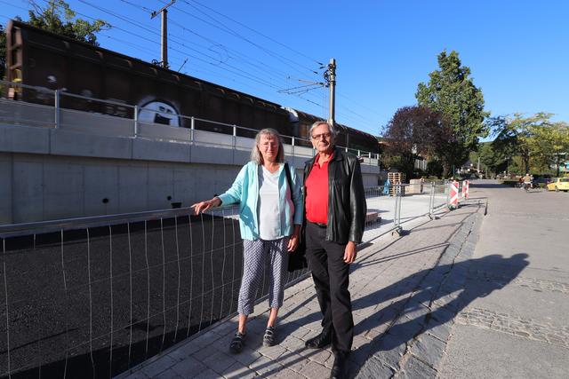 Umweltstadträtin Christiane Maringer und der engagierte Purkersdorfer Gerhard Bürgmann auf der Apothekenseite des Bahndamms.