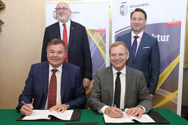 Sitzend: Infrastruktur-Landesrat Günther Steinkellner (FPÖ) und Landeshauptmann Thomas Stelzer (ÖVP) (v.l)
Stehend: ÖBB-Holding-AG-Geschäftsführer Andreas Matthä und Landeshauptmann-Stellvertreter Manfred Haimbuchner (FPÖ) (v.l.)