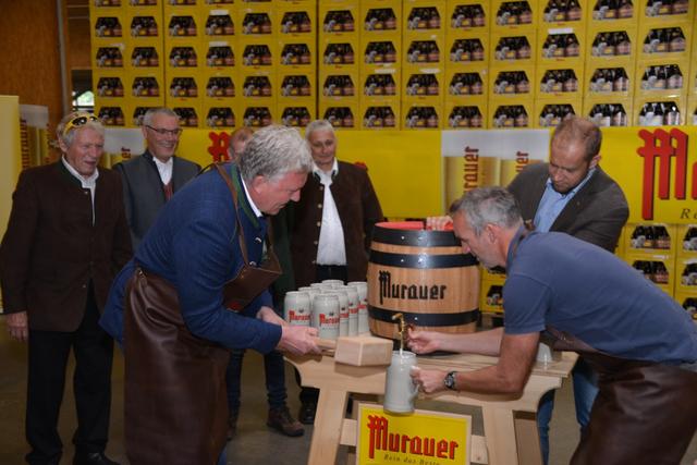 Gelungener Bieranstich durch Bürgermeister Thomas Kalcher, dem Christoph Sumann assistierte.