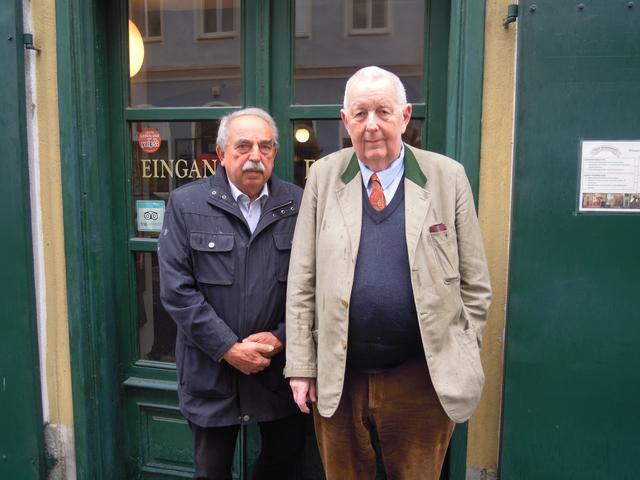 Die Autoren Max Edelbacher (links) und Harald Seyrl vor dem Wiener Kriminalmuseum in der Große Sperlgasse.