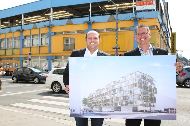 Glücklichere Zeiten: Wienwert-CEO Stefan Gruze (li.) und Bezirkschef Georg Papai präsentierten im August 2017 das Bauprojekt. Jetzt soll endlich wirklich was am Einkaufsspitz passieren. | Foto: Wienwert