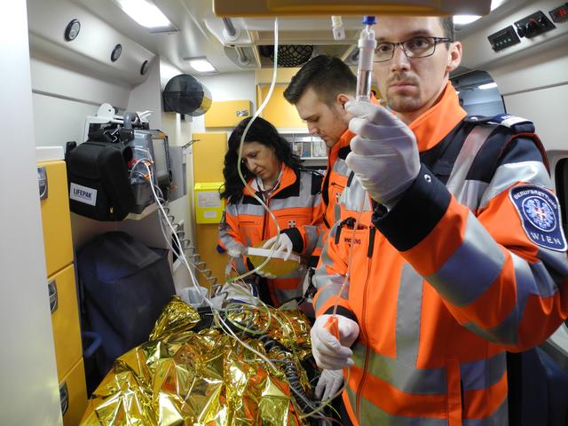 Wiener Berufsrettung und Wiener Berufsfeuerwehr retteten den verunglückten Bauarbeiter. | Foto: Berufsrettung Wien