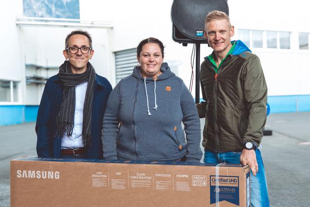 Geschäftsführer Stefan Greimel (links) und Betriebsrats-Vorsitzender René Altersberger mit der Hauptpreis-Gewinnerin Martina Pernul | Foto: Tribotecc