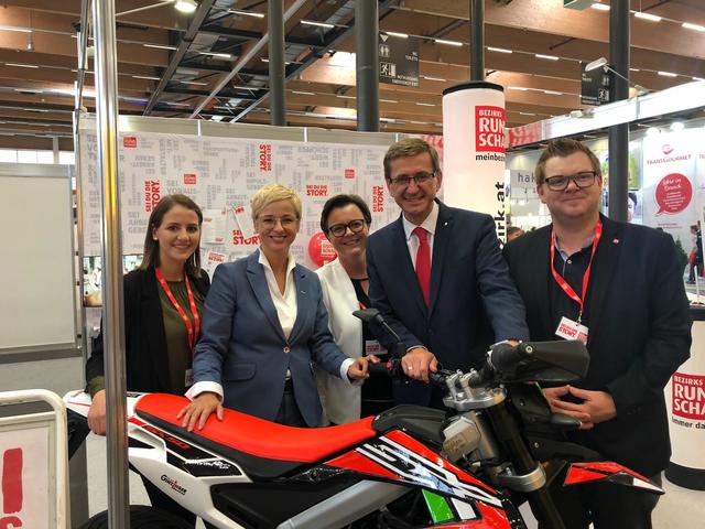 WKO Oberösterreich-Präsidentin Doris Hummer und Wirtschafts-Landesrat Markus Achleitner haben uns auf der Messe Jugend &amp; Beruf besucht.  | Foto: BezirksRundschau