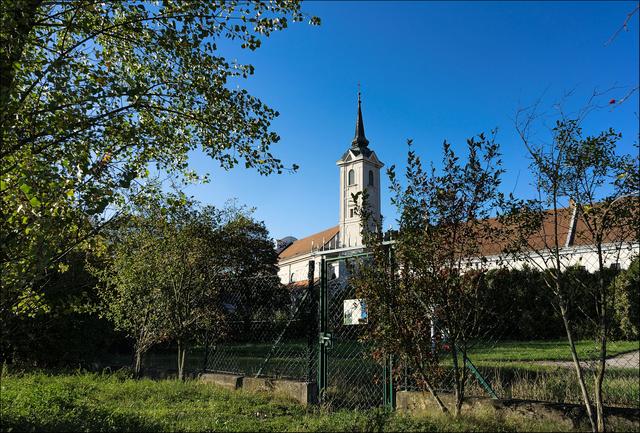 Blick vom Spazierweg entlang des Rückhaltebeckens bzw. des Wienflusses zur Wallfahrtskirche Mariabrunn samt dem angebauten Klostergebäude, in dem sich seit der Auflassung dieses Klosterstandortes das Bundesforschungs- und Ausbildungszentrum für Wald, Naturgefahren und Landschaft des Landwirtschaftsministeriums befindet. Um zur Vorderseite der Kirche zu gelangen, ist es allerdings erforderlich den Weg bis zur Badgasse weiterzugehen um zur Hauptstraße zu gelangen. | Foto: ©Sylvia S., Aus meiner Reihe "Meine Stadtspaziergänge - Urlaub in der Heimatstadt"