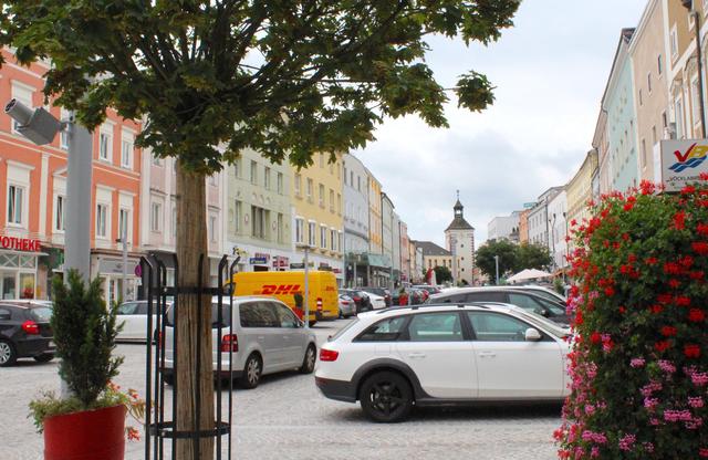Jetzt ist es fix: Der Stadtplatz soll ganzjährig Begegnungszone bleiben. Den Durchzugsverkehr will man aber einbremsen.