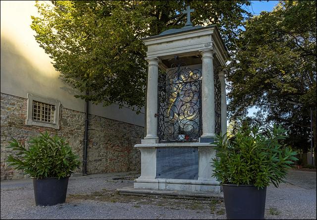 Neben der Kirche befindet sich ein gleichzeitig mit ihr erbauter Barockbrunnen, der auf der Fundstelle der Marienstatue aus der Sage erbaut sein soll. Eine prunkvolle Nachbildung der Statue befindet sich hier auf dem Brunnenaufbau. Das Original ist am Hochaltar zu finden. | Foto: ©Sylvia S., Aus meiner Reihe "Meine Stadtspaziergänge - Urlaub in der Heimatstadt"