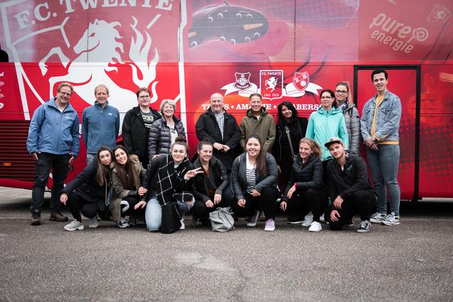 Im Mannschaftsbus des FC Twente, einem holländischen Erstliga-Verein, erkundeten Studenten/innen aus Österreich, Deutschland und den Niederlanden Betriebe und touristische Organisationen der Region Twente. Vorne kniend die Teilnehmer/innen der HLW Kufstein.   | Foto: Felix Steinreiber