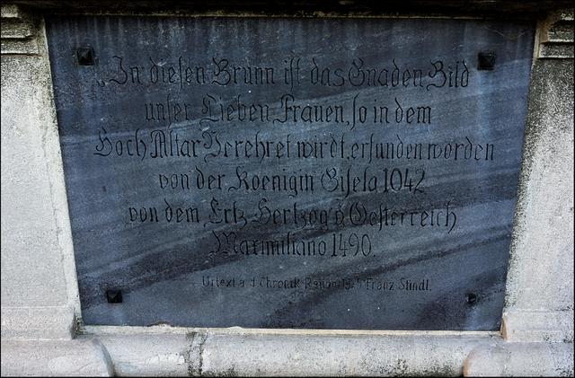 Inschrift: "In diesen Brunnen ist das Gnaden-Bild unser Lieben Frauen, so in dem Hoch-Altar verehret wirdt, erfunden worden von der Koenigin Gisela 1042 von den Ertz Hertzog v. Oesterreich Maximiliano 1490.
Urtext a. d. Chronik Renov. 1925 Franz Stindl" | Foto: ©Sylvia S., Aus meiner Reihe "Meine Stadtspaziergänge - Urlaub in der Heimatstadt"