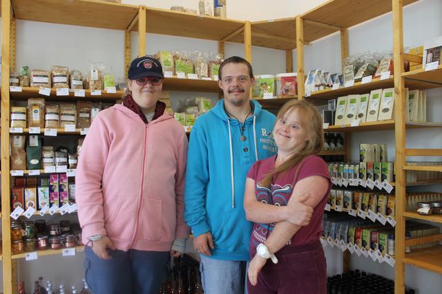 Bianca, Alex und Hanna (v.l.) sind drei der Mitarbeiter, die im "WINS" zu Einzelhandels-Assistenten ausgebildet werden.