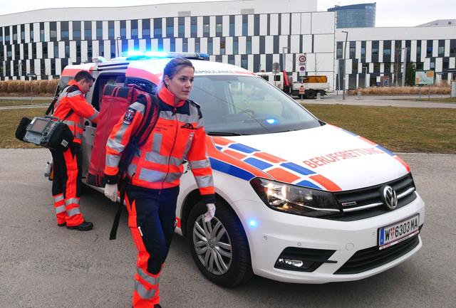 Wiener Berufsrettung und Wiener Berufsfeuerwehr retteten den verunglückten Bauarbeiter. | Foto: Berufsrettung Wien