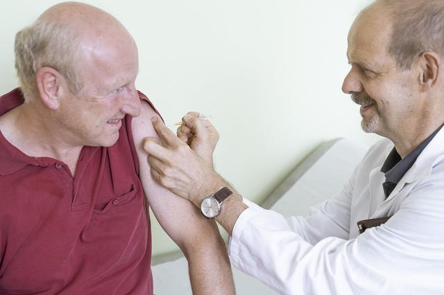 Experten raten älteren Menschen, sich durch Impfungen vorsorglich vor Infektionserkrankungen zu schützen.
 | Foto: Klinikum Wels-Grieskirchen / Nik Fleischmann