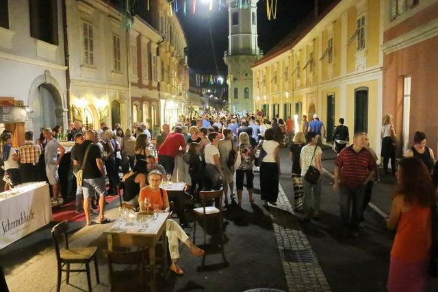 Flanieren und Radieren entwickelte sich zu einem beliebten Treffpunkt für regionale und auswärtige Gäste der Thermenstadt.