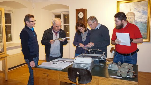 Letzte Vorbereitungen für die Koch-Ausstellung: Ernst Hornstein (2.v.r.) und seine Helfer achten genau darauf, dass alles passt. | Foto: Museumsverein