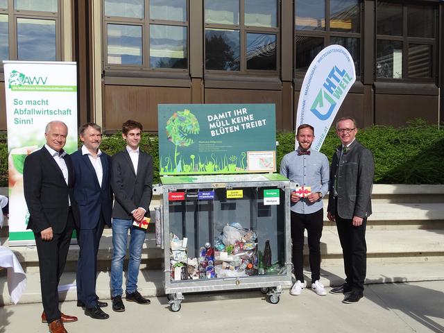 Gemeinsam mit LR Johann Seitinger, Direktor Gottfried Purkarthofer und AWV-Obmann Robert Reitbauer präsentierten die beiden Schüler ihr neues Projekt.