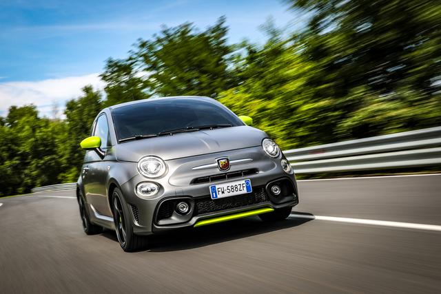 Ideal für jungen und dynamische Fahrer: der neue Abarth 595 Pista im frechen grau-grün-Look.
