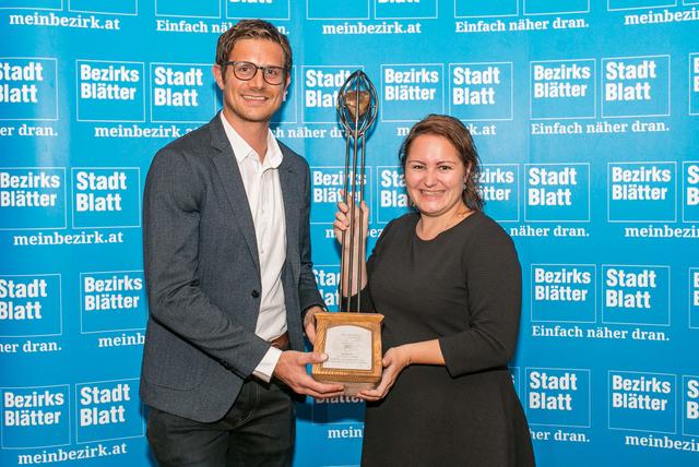 Marco Pointner (Geschäftsführer) und Andrea Neumayr von der Saalfelden Leogang Touristik GmbH bewiesen Mut mit Veränderungen  am "40. Internationalen Jazzfestival Saalfelden" und wurden dafür ausgezeichnet . | Foto: Wildbild