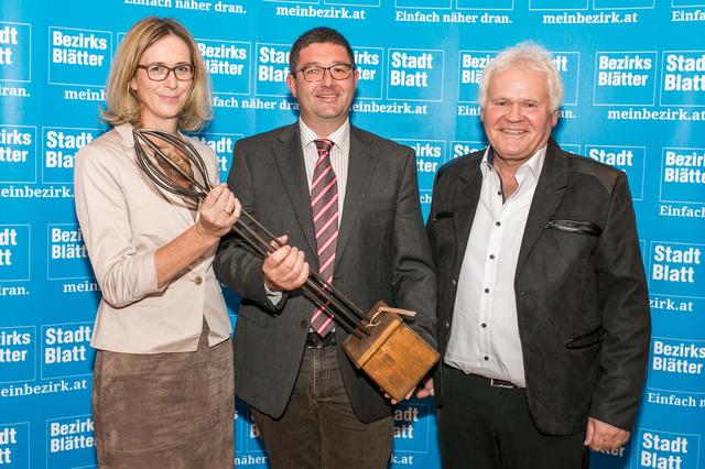 Der Erfolg der "WIR-APP" wurde ausgezeichnet und der Preis freudig von Elisabeth Schwarzl (WIR-Region), Wolfgang Lindner (Obmann WIR-Region) und Thomas Elsenhuber (Finanzreferent WIR-Region) entgegen genommen.