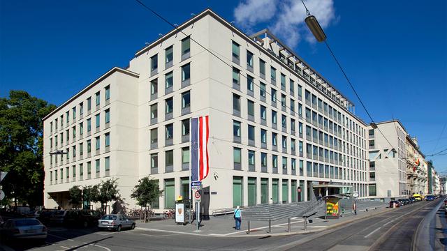 Die AK fordert: Lange Arbeitszeit muss durch mehr Freizeit ausgeglichen werden.