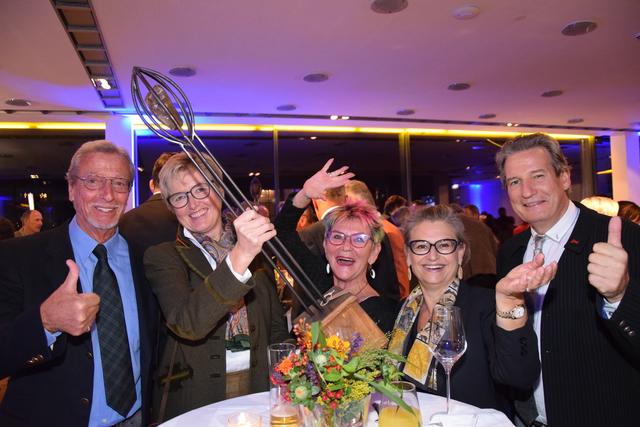 Der Präsident vom Salzburger Chorverband Dieter Schaffer und Berta Wagner vom Forum Salzburger Volkskultur in Feierlaune.  | Foto: Sabrina Moriggl