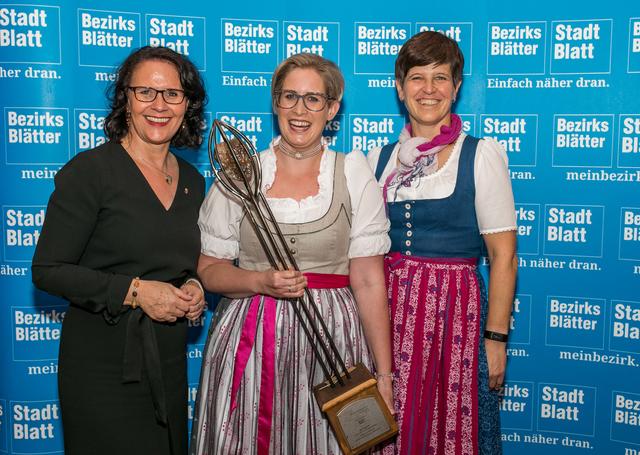 Daniela Gutschi mit Roswitha Hörl-Gaßner und Kathrin Pirchner vom Hilfswerk punkteten mit Kinderbetreuung am Bauernhof | Foto: Wildbild