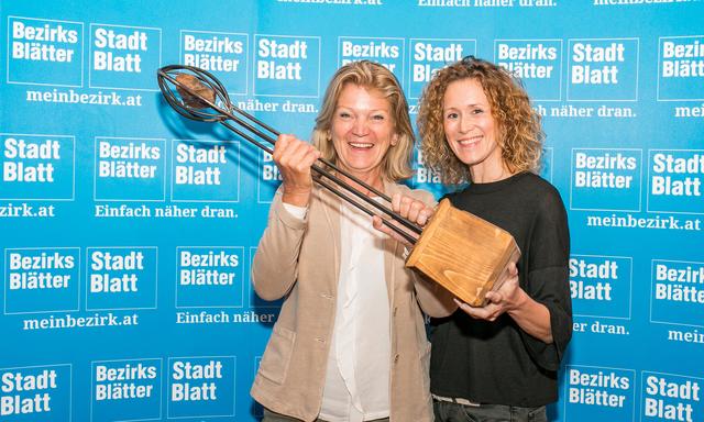 Christa Stockhammer und Birgit Scheibl von der BHM Klessheim siegten mit ihrem Projekt "Aus der Klessheimer Hexenküche. | Foto: Wildbild