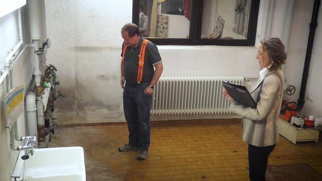 Die Rohre, die angeblich zu reparieren waren, waren von der "Verstehen Sie Spaß?"-Crew manipuliert worden.  | Foto: SWR/Kimmig Entertainment