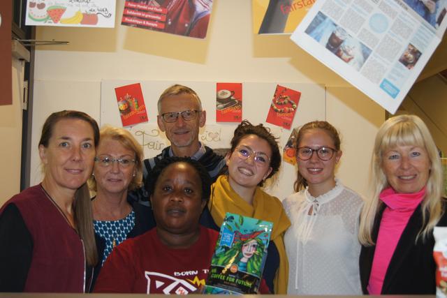 Josinta Kabugo, Geschäftsführerin der Kaffeekooperative BOCU aus Uganda präsentierte das Projekt „Coffee for Future“ an der HBLW Saalfelden aus erster Hand.  Foto: Robert Kalss