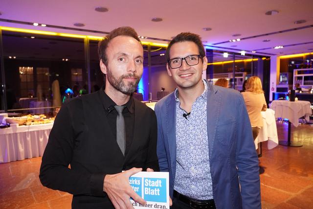 Warfen sich ins Getümmel, damit Sie die Regionalitätspreisverleihung per Video serviert bekommen: Peter J. Wieland und Alexander Holzmann (beide Bezirksblätter Salzburg).