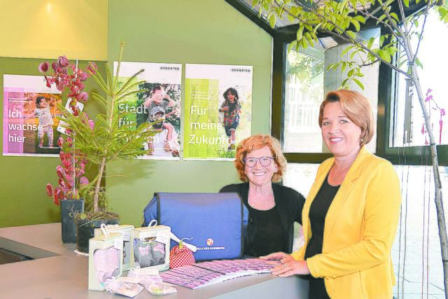 Bürgermeisterin Andrea Kaufmann und Stadträtin Marie-Louise Hinterauer stellten das neue
Baby-Start-Paket vor.