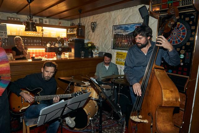 René Egger (guitar) und Tom Hauser (bass)
