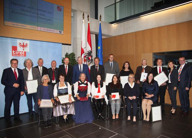 Verleihung von Bundesauszeichnungen im Landhaus: Gruppenbild mit LH Günther Platter (1. v. li.), LR Johannes Tratter (1. v. re.) und LRin Gabriele Fischer (2. v. re.) sowie den ausgezeichneten Tiroler Persönlichkeiten. | Foto: Land Tirol/Frischauf