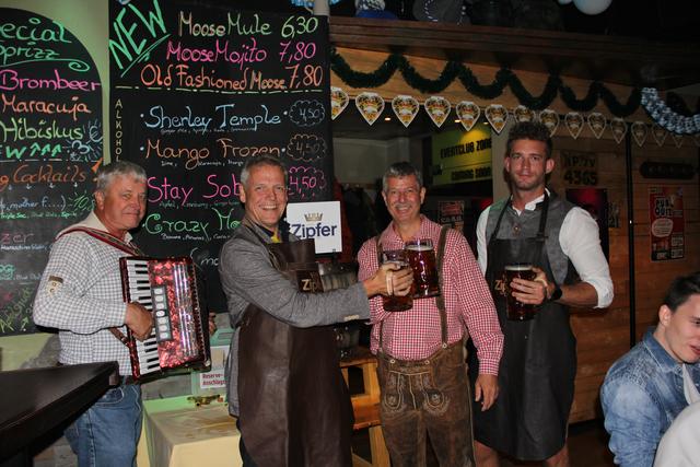 "O'zapft is..." Eric Francan von der Brauunion mit Hausherr Adi Thurner, Daniel Hafele und Musikant Gottfried.