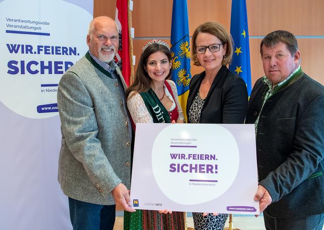 Beim Dirndlkirtag 2019 in Hofstetten-Grünau heisst es "Wir. feiern. sicher!"