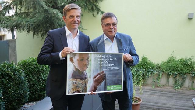 Alois Schranz (re.) und SOS-Kinderdorf GF Christian Moser freuen sich gemeinsam über das großartige Ergebnis der Geburtstagsspenden: 70.000 Euro. | Foto: SOS-Kinderdorf