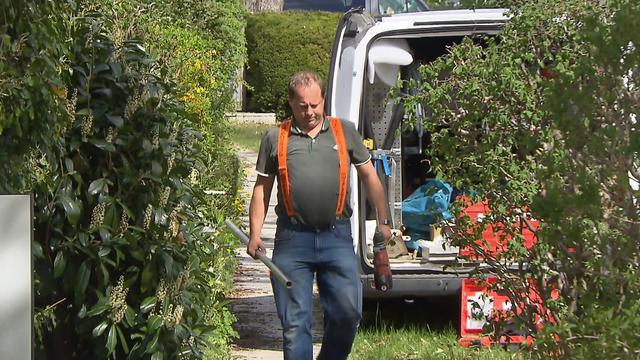 Die manipulierten Wasserrohre sorgten für einen recht nassen Arbeitstag von Bertram Zauchner.  | Foto: SWR/Kimmig Entertainment