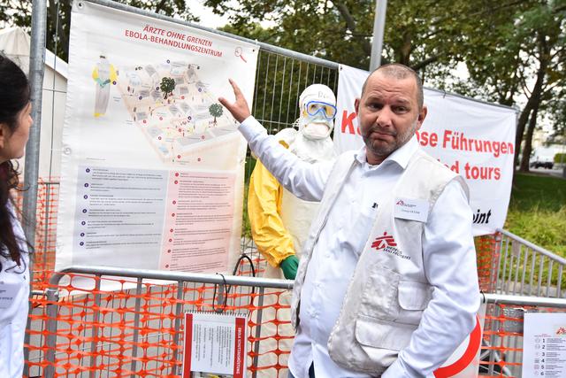 Georg Geyer erklärt die Herausforderungen bei der Bekämpfung von Ebola. | Foto: Maximilian Spitzauer