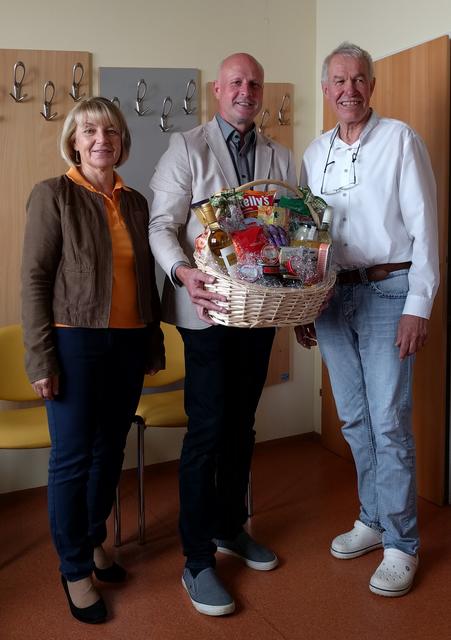 Allgemeinmediziner Josef Ehrne mit Bgm. Reinhard und Vbgm. Gabi Lechner (von rechts).