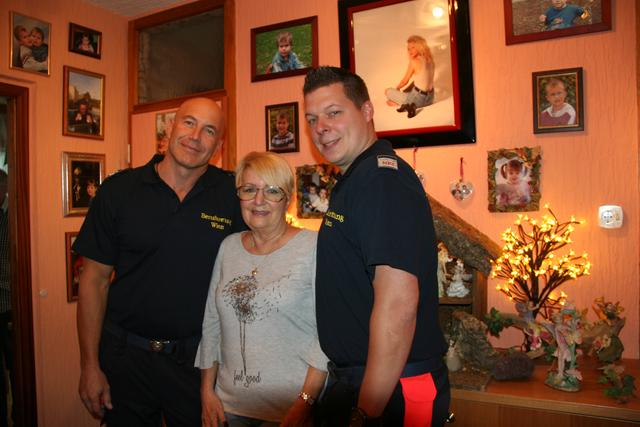 Die beiden Retter Roman Knoll (l.) und Richard Laschke mit Renate Weingartner.