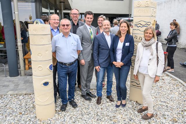 Vor dem Säulenprojekt bei der Eröffnungsfeier des neuen Psychosozialen Zentrums in Gänsrndorf. | Foto: PSZ