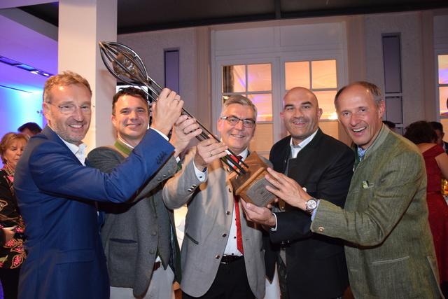 Wirtschaftskammer-Präsident Manfred Rosenstatter, Landwirtschaftskammer-Präsident Rupert Quehenberger, Gerald Reisecker vom Agrarmarketing, Landesrat Josef Schwaiger und Leo Bauernberger von der Salzburgerland Tourismusgesellschaft freuen sich über den Sieg in der Kategorie Land- und Forstwirtschaft. | Foto: Sabrina Moriggl