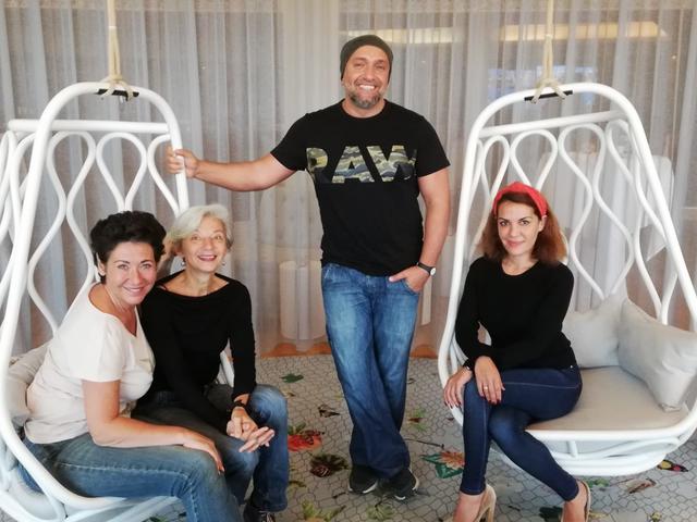 Brachten das Publikum eine Woche lang zum Lachen: Andrea Händler und Eva Billisich, Jack Nuri, Aida Loos und Norbert Peter (nicht am Foto) trafen im Hotel "das Sonnreich" für den guten Zweck auf. | Foto: das Sonnreich