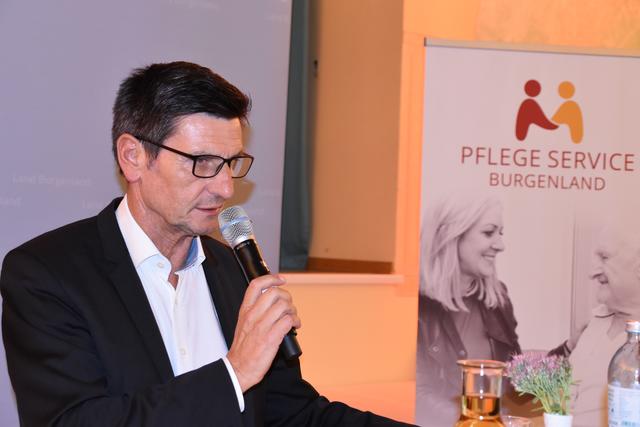 Soziallandesrat Christian Illedits präsentierte das neue Anstellungsmodell für pflegende Angehörige.