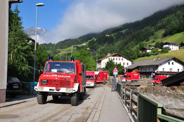 Die Katastrophenhilfszüge der Feuerwehren sind am Samstag, dem 12. Oktober, in ganz Tirol im Einsatz.
