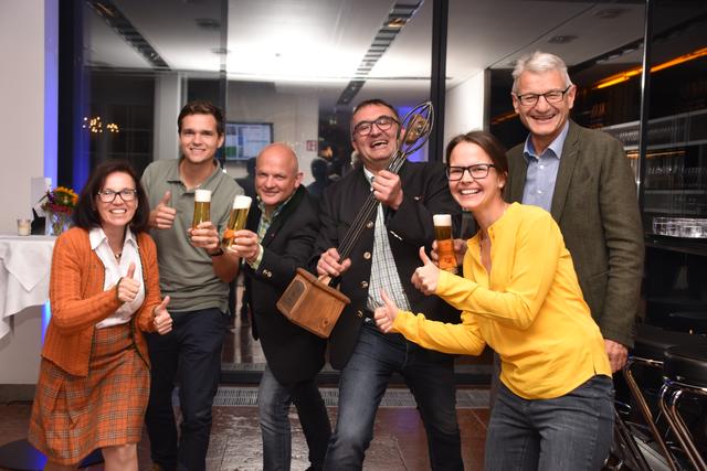 HBLA Ursprung & Stieglbrauerei zu Salzburg GmbH:
Projekt „HBLA Ursprung & Stiegl – Gemeinsam für eine moderne Landwirtschaft“  Konrad Steiner (HBLA Ursprung), Thomas Reuter (Stiegl) und Bernhard Lapusch (FH Kuchl)  feiern mit dem Team. | Foto: Martin Schöndorfer